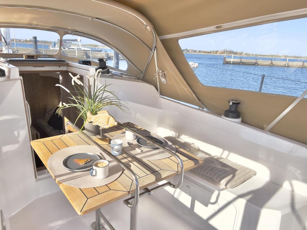 Отель Hausboot Segelyacht Nui Burgtiefe auf Fehmarn Экстерьер фото