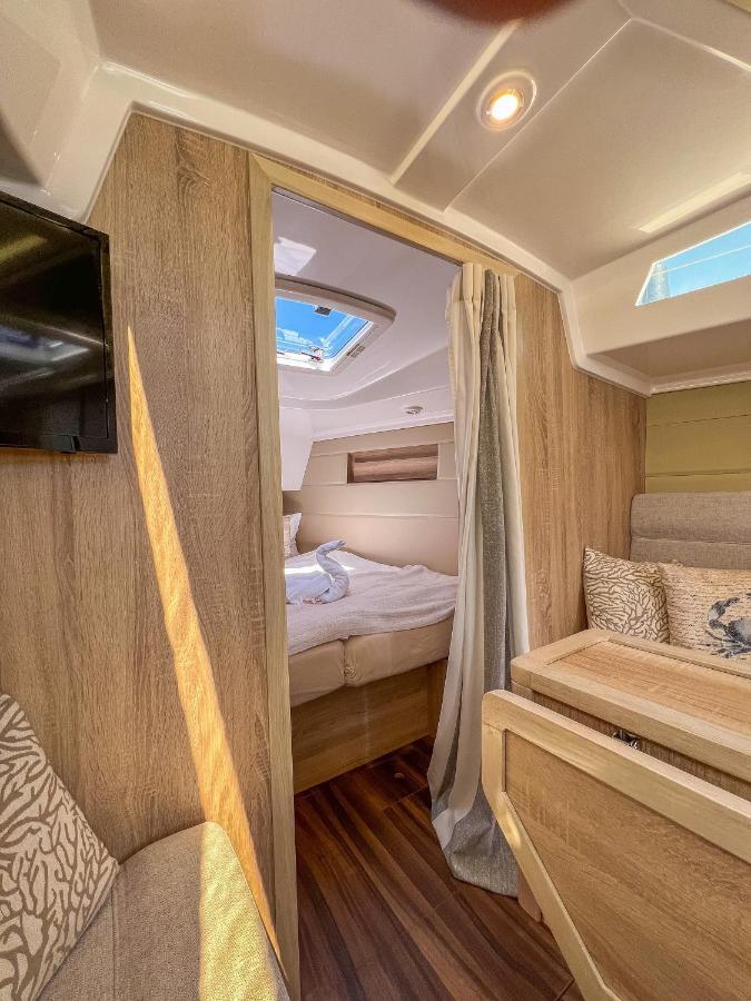Отель Hausboot Segelyacht Nui Burgtiefe auf Fehmarn Экстерьер фото